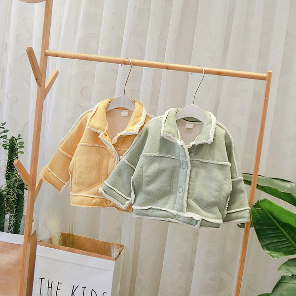 Palton modern pentru copii cu căptușeală moale și nasturi în verde și galben pentru băieți