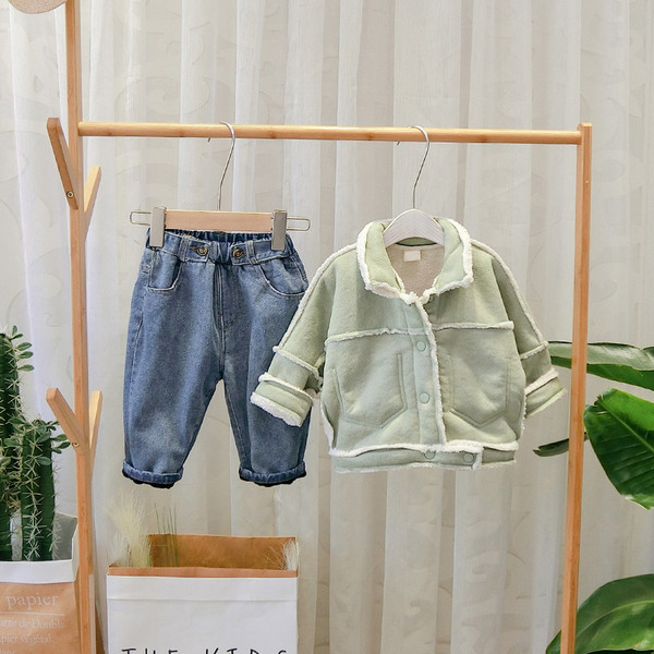 Palton modern pentru copii cu căptușeală moale și nasturi în verde și galben pentru băieți