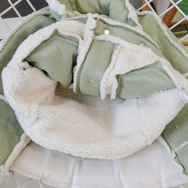 Palton modern pentru copii cu căptușeală moale și nasturi în verde și galben pentru băieți