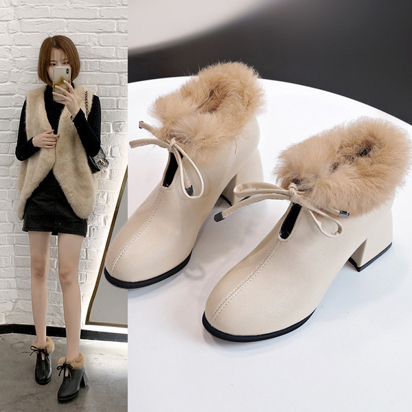 Cizme de damă elegante cu căptușeală moale și șireturi în bej și negru