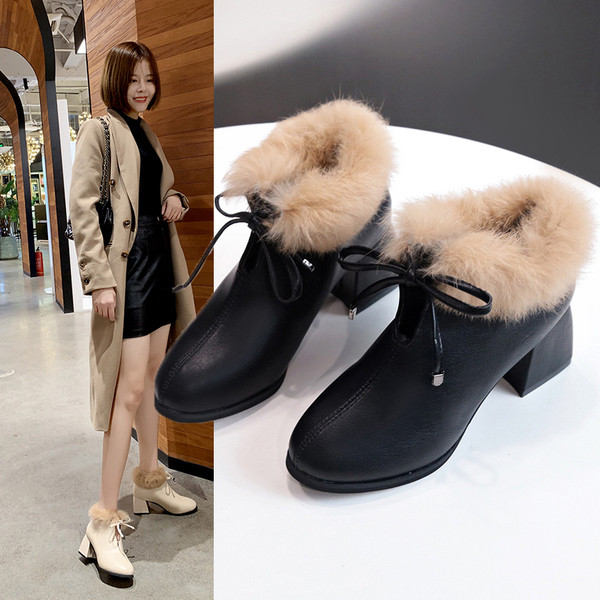 Cizme de damă elegante cu căptușeală moale și șireturi în bej și negru