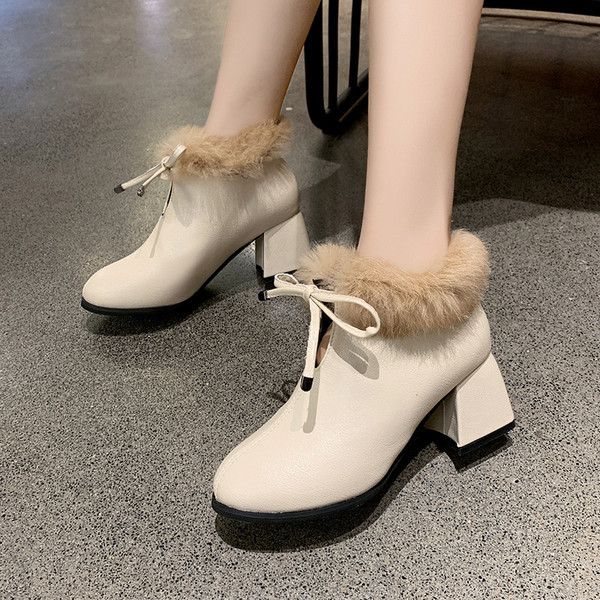 Cizme de damă elegante cu căptușeală moale și șireturi în bej și negru