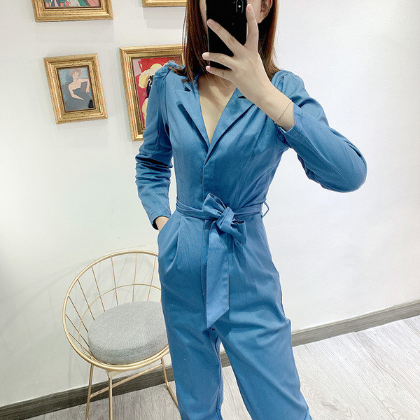 Salopetă modernă de damă cu decolteu spitz și curea albastră