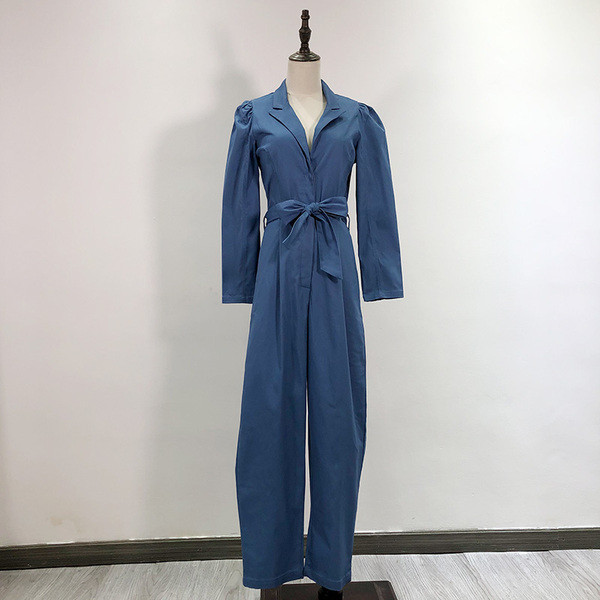 Salopetă modernă de damă cu decolteu spitz și curea albastră