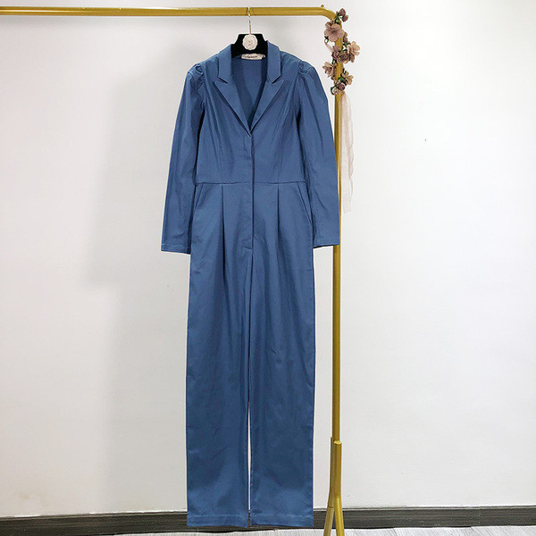 Salopetă modernă de damă cu decolteu spitz și curea albastră