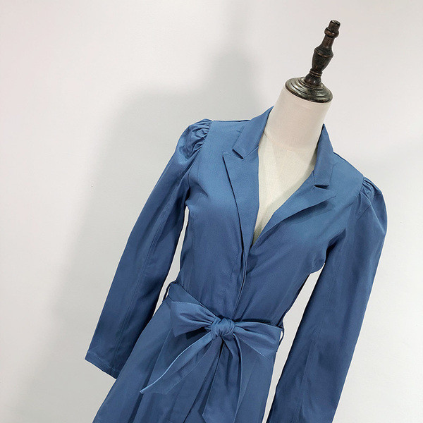 Salopetă modernă de damă cu decolteu spitz și curea albastră