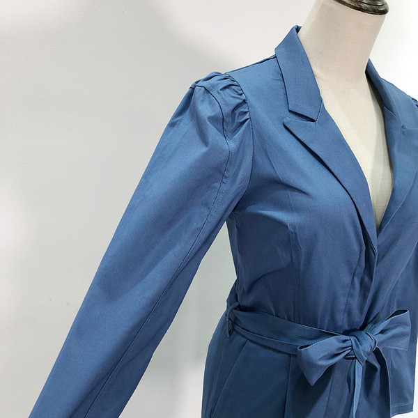 Salopetă modernă de damă cu decolteu spitz și curea albastră