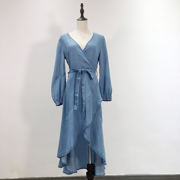 Rochie asimetrică din denim cu curea și decolteu adânc