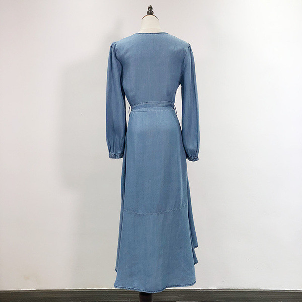 Rochie asimetrică din denim cu curea și decolteu adânc