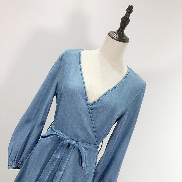 Rochie asimetrică din denim cu curea și decolteu adânc