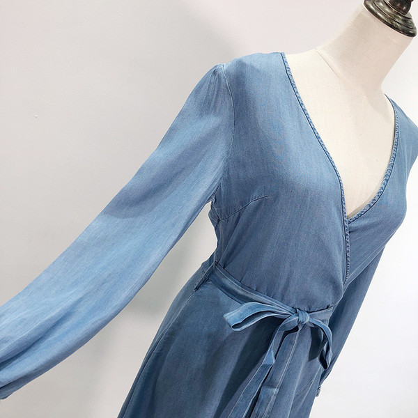 Rochie asimetrică din denim cu curea și decolteu adânc