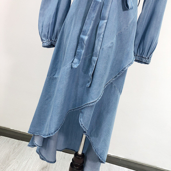 Rochie asimetrică din denim cu curea și decolteu adânc