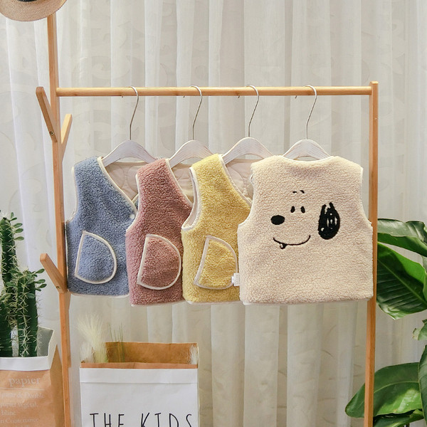 Vesta moderna pentru copii cu doua fete si buzunare in bej, galben, albastru si roz