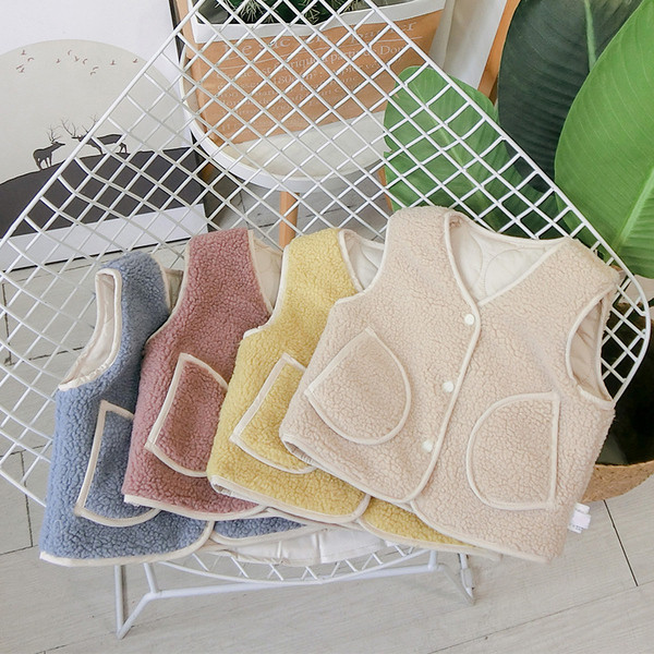 Vesta moderna pentru copii cu doua fete si buzunare in bej, galben, albastru si roz