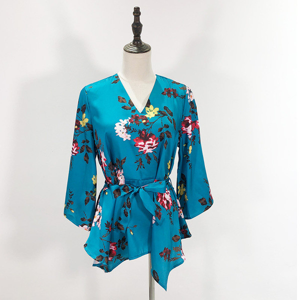 Bluză de damă asimetrică în albastru cu model floral