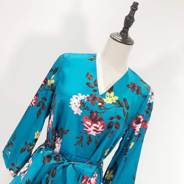 Bluză de damă asimetrică în albastru cu model floral