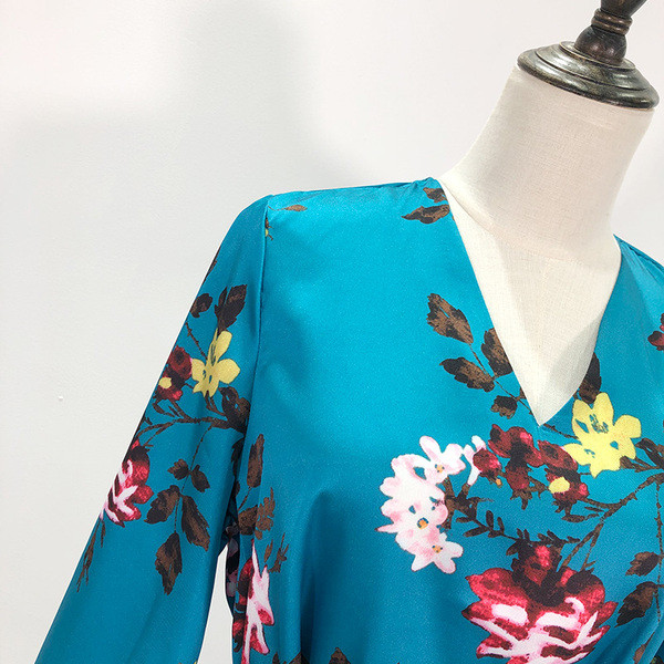 Bluză de damă asimetrică în albastru cu model floral