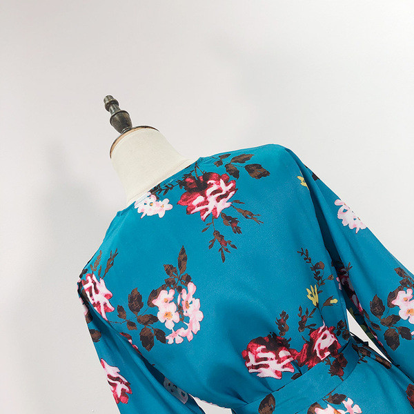 Bluză de damă asimetrică în albastru cu model floral