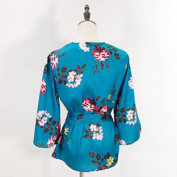 Bluză de damă asimetrică în albastru cu model floral