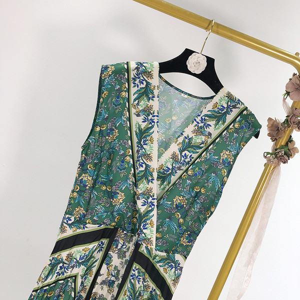 Rochie modernă plisată de damă, cu decolteu spitz și bretele largi