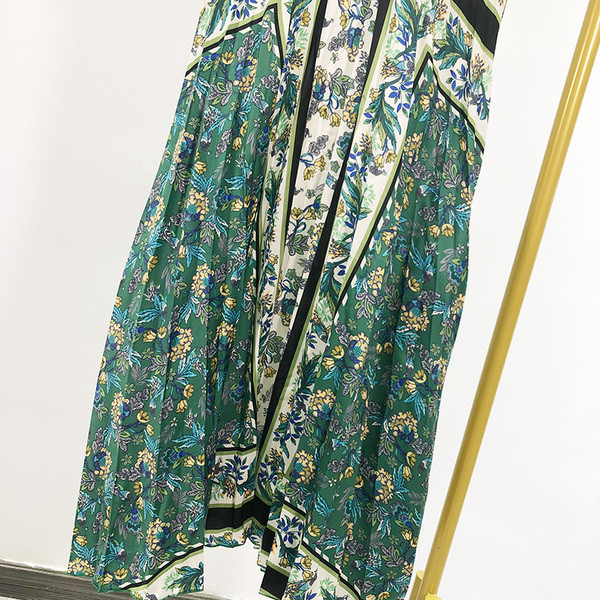 Rochie modernă plisată de damă, cu decolteu spitz și bretele largi