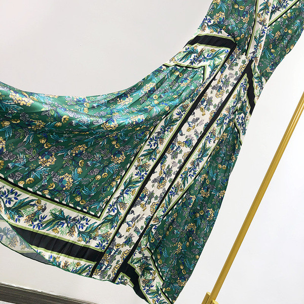 Rochie modernă plisată de damă, cu decolteu spitz și bretele largi