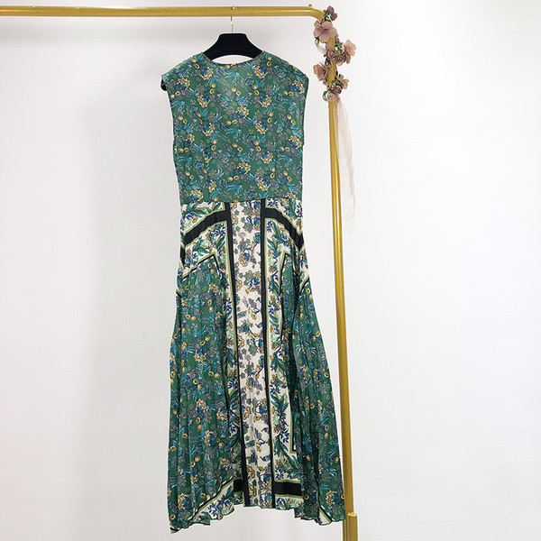 Rochie modernă plisată de damă, cu decolteu spitz și bretele largi