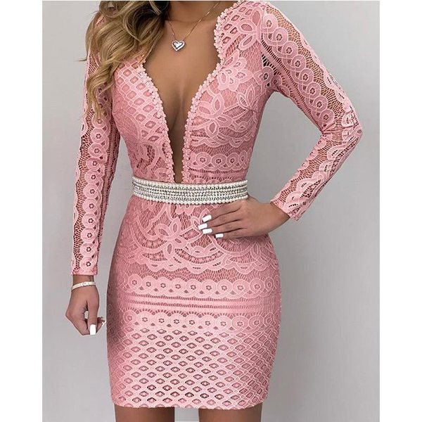 Rochie scurtă de damă elegantă, cu decolteu adânc în culoarea roz