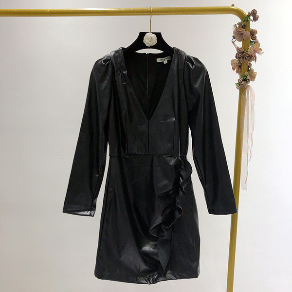 Rochie scurtă moale cu decolteu spitz din piele ecologică