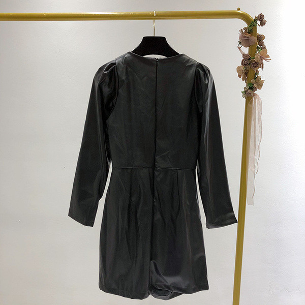 Rochie scurtă moale cu decolteu spitz din piele ecologică