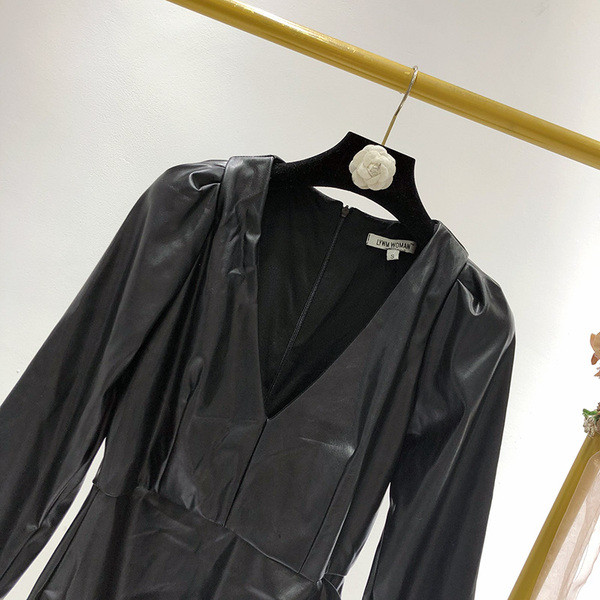 Rochie scurtă moale cu decolteu spitz din piele ecologică