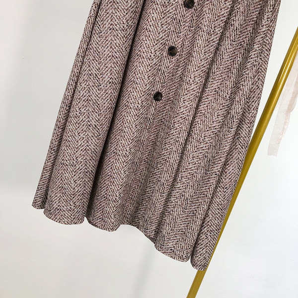 Fusta cu croiala lunga cu nasturi maro