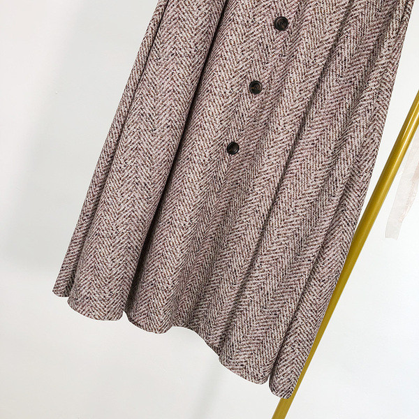 Fusta cu croiala lunga cu nasturi maro