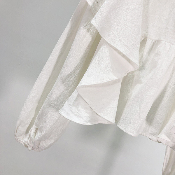 Bluza scurta lata cu bucle in alb