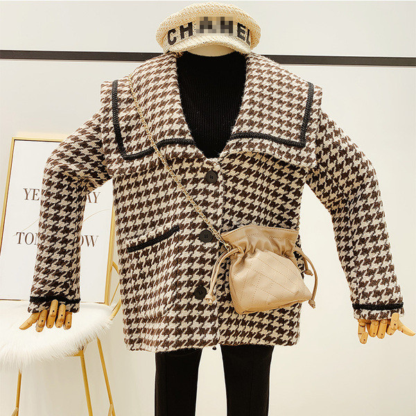 Модерно дамско палто с копчета в два цвята