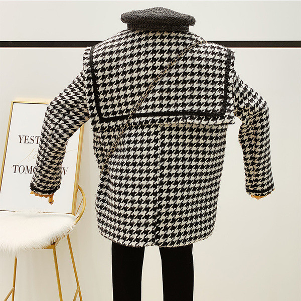 Модерно дамско палто с копчета в два цвята