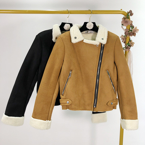 Geaca scurta de toamna-iarna din piele intoarsa ecologica si puf de culoare maro si negru