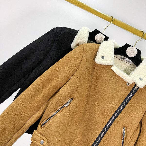 Geaca scurta de toamna-iarna din piele intoarsa ecologica si puf de culoare maro si negru