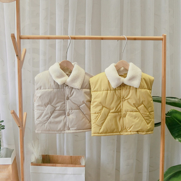 Model nou de vestă pentru copii de zi cu zi pentru băieți cu nasturi în bej, galben și negru