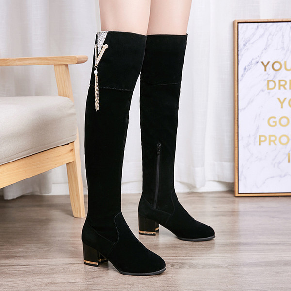 Ghete de dama moderne din piele intoarsa cu toc gros si element metalic