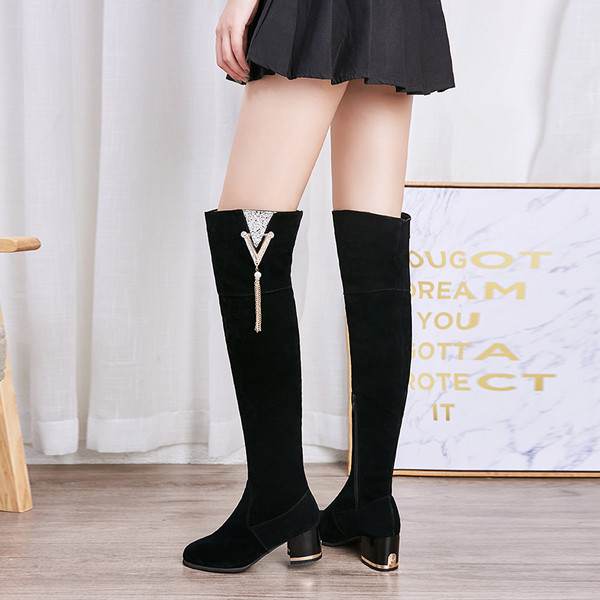 Ghete de dama moderne din piele intoarsa cu toc gros si element metalic