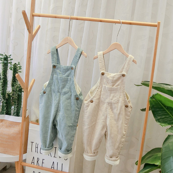 Model nou de salopeta pentru copii cu buzunar de culoare verde si bej