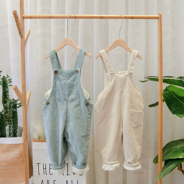 Model nou de salopeta pentru copii cu buzunar de culoare verde si bej