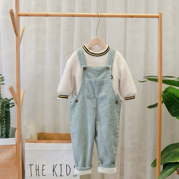 Model nou de salopeta pentru copii cu buzunar de culoare verde si bej