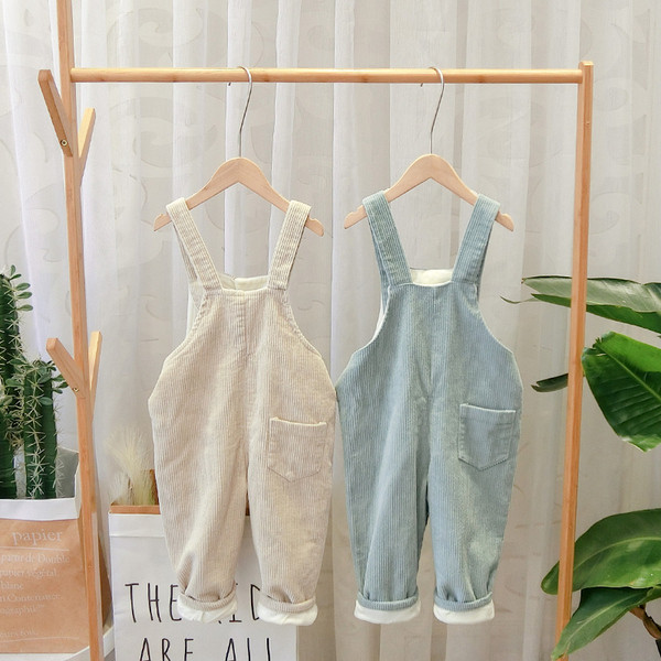 Model nou de salopeta pentru copii cu buzunar de culoare verde si bej