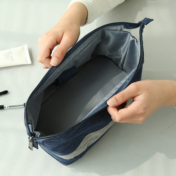 Водоустойчив несесер за гримове и тоалетни принадлежности подходящ за пътуване 