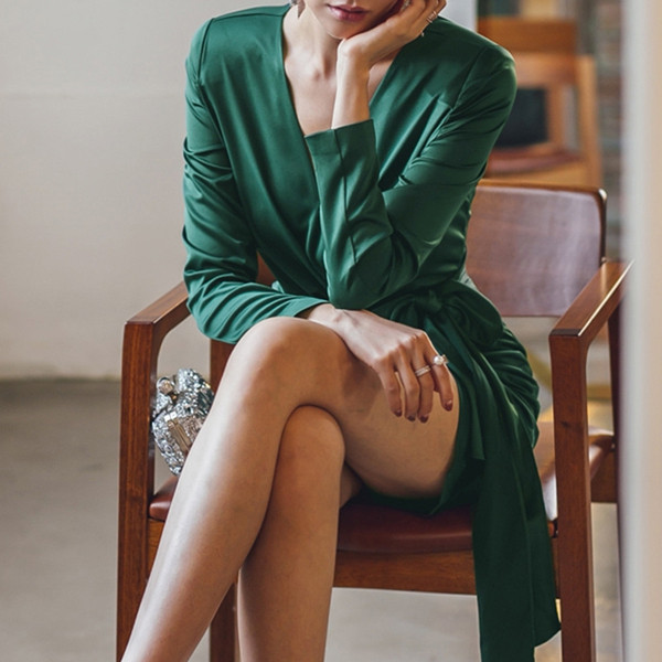 Rochie scurta de dama eleganta cu maneci lungi si cravate in culoarea verde