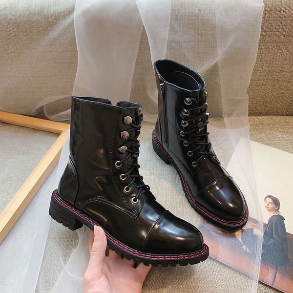 Cizme de damă cu talpă aspră și șireturi de culoare neagră