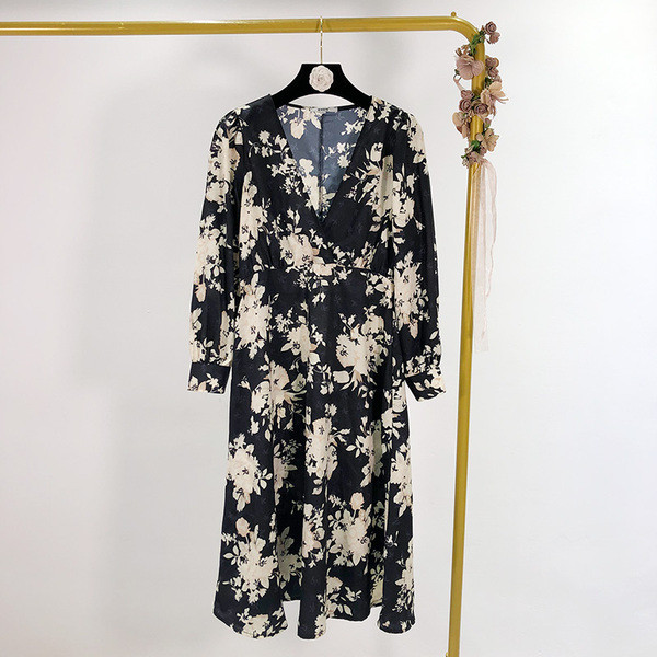 Rochie lungă cu model floral și decolteu spitz