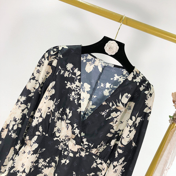 Rochie lungă cu model floral și decolteu spitz